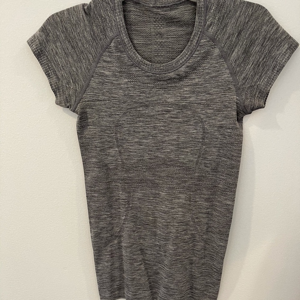 LULU SWIFTLY TECH SHORT SLEEVE sz 4